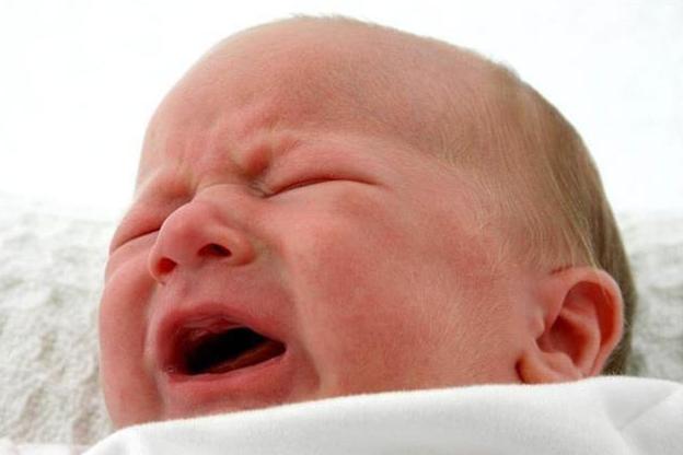 满月宝宝一到晚上就哭得撕心裂肺,为啥满月宝宝哭得那么凶