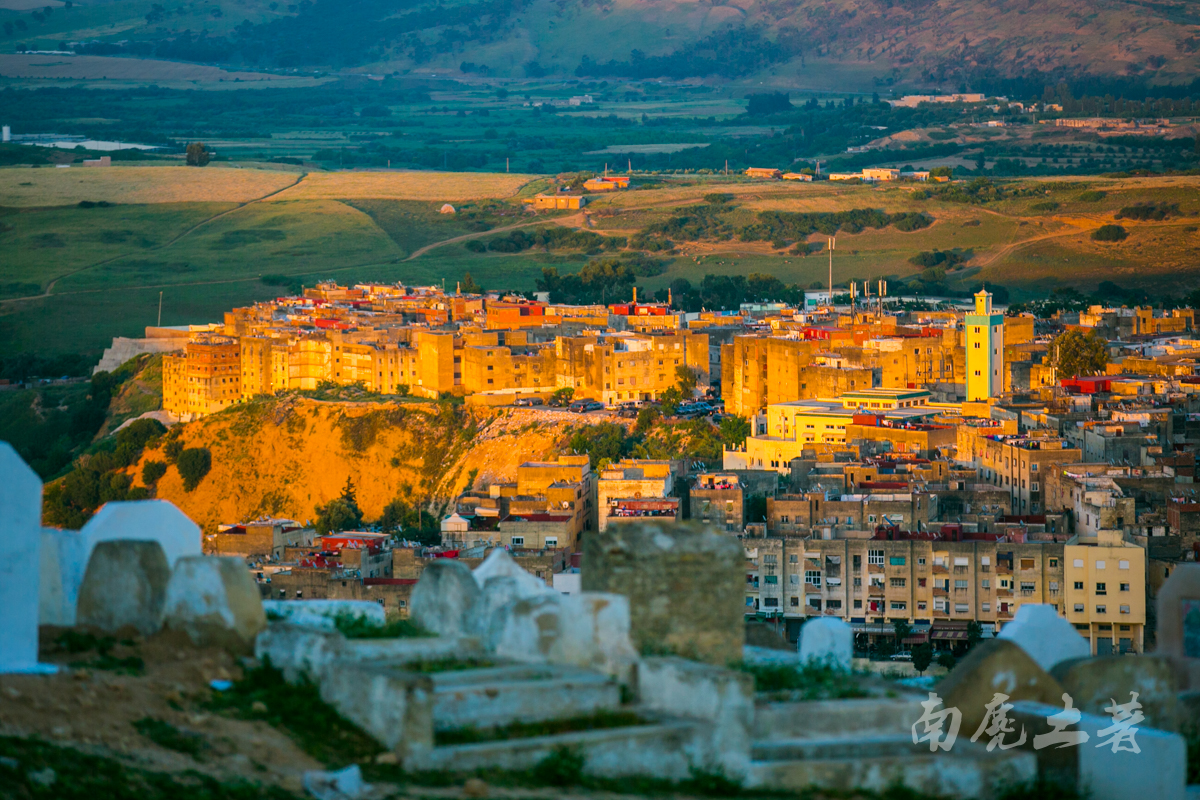 非洲这个城市这么臭，游人却每天排队参观