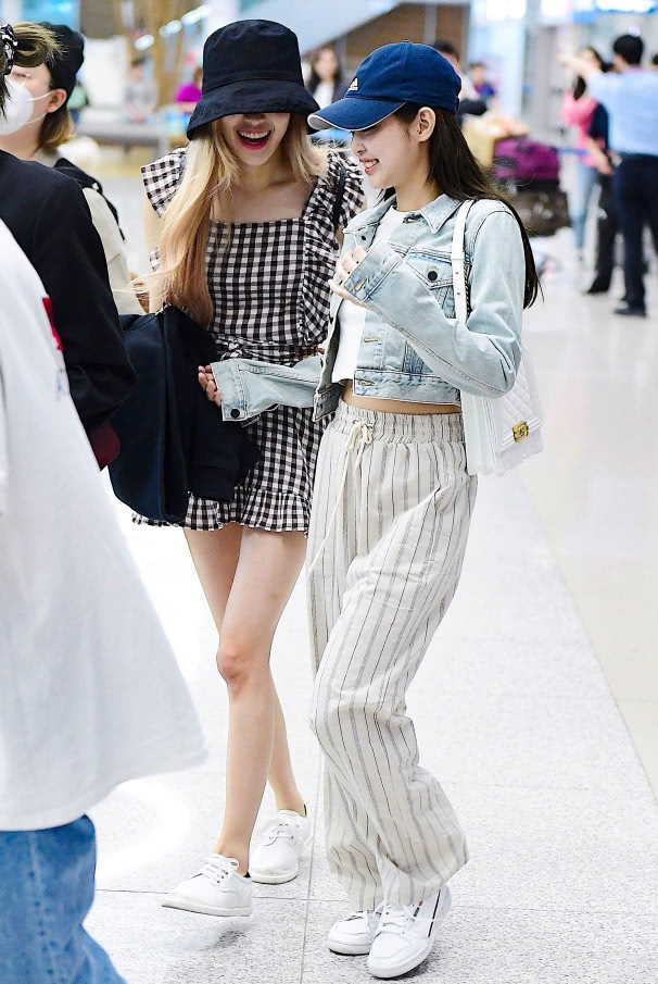 jennie穿裤子穿高跟鞋,jennie穿ck针织裤