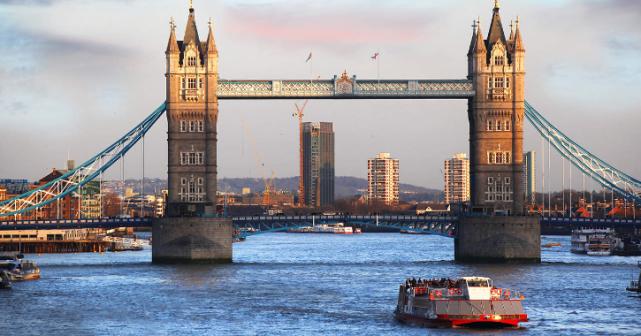 英国女子与漏气的*气娃充**娃，寸步不离做伴，称：第一眼就吸引了我
