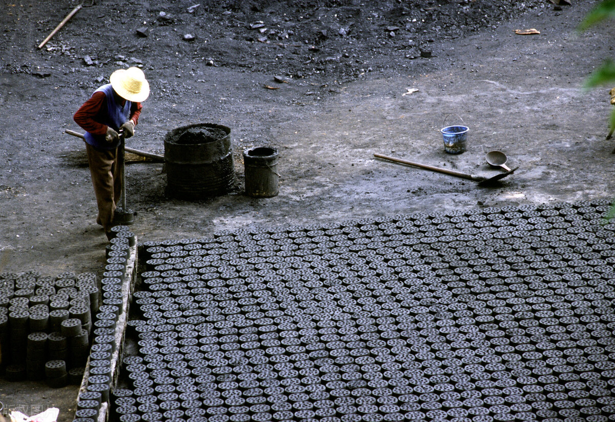 为什么总是闻到蜂窝煤的味道,蜂窝煤燃烧的味道