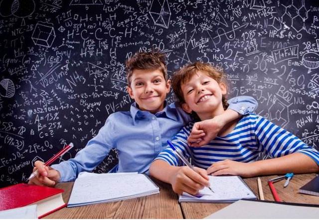 一写作业就哭闹的孩子该怎么教育,一写作业就睡觉的孩子咋办