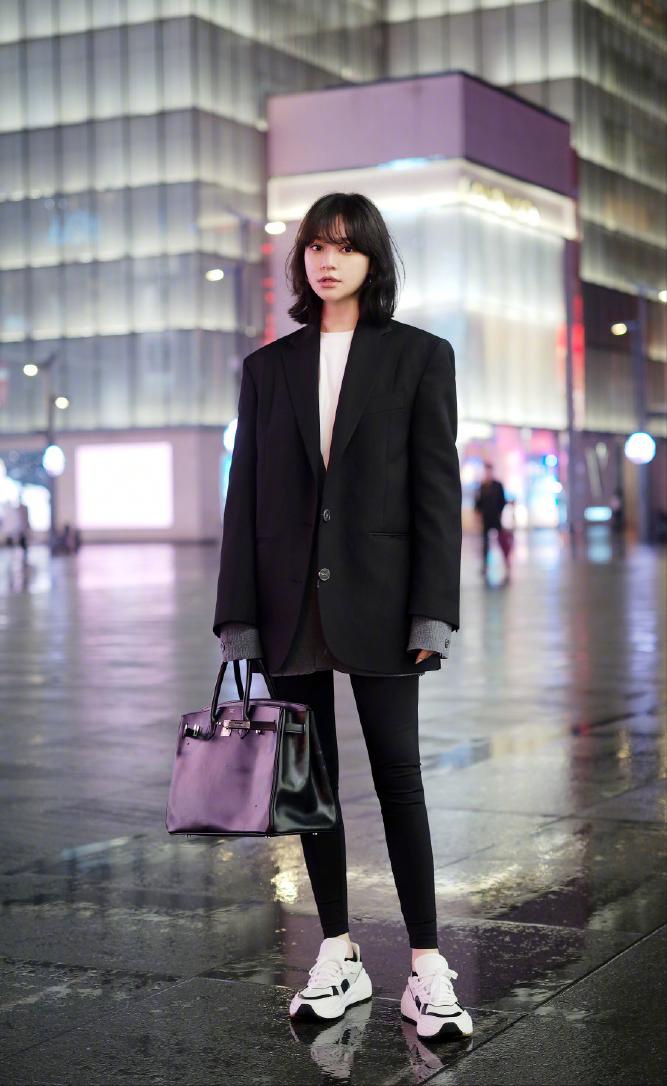 今年早春显瘦又百搭的五条神裤,小黑裤的百搭时尚