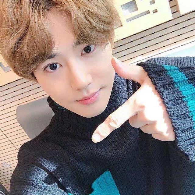 粉丝偶遇EXO队长想要签名没带笔，Suho耐心等待被赞暖心