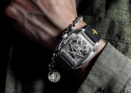 “中国芯”机械表上手，将指针设计成舰载机模样，氙气灯品味出众