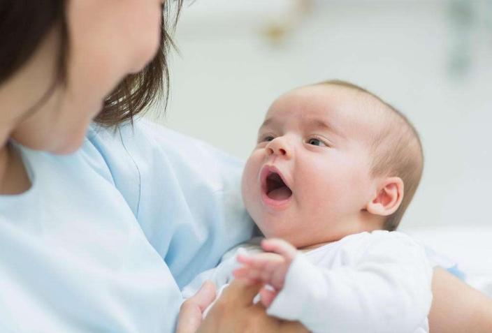 小孩2岁还没断奶，奶却不着急，直言5岁断奶也不迟