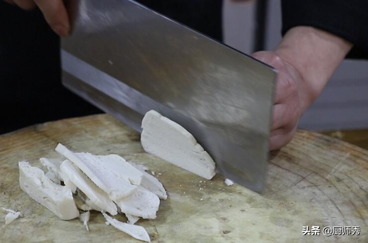 大厨教你：厨房常用的12种刀法，切什么菜用什么刀法，太详细了