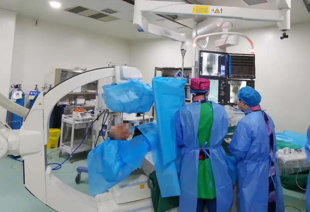 92岁老人多病缠身又遇高热腹痛,大人高热不退怎么处理治疗