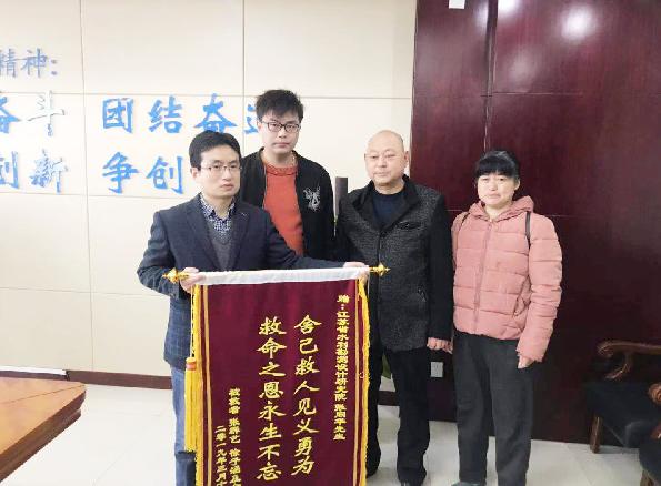 扬州3名男子仅用30秒救下落水者,扬州眼镜哥救人视频