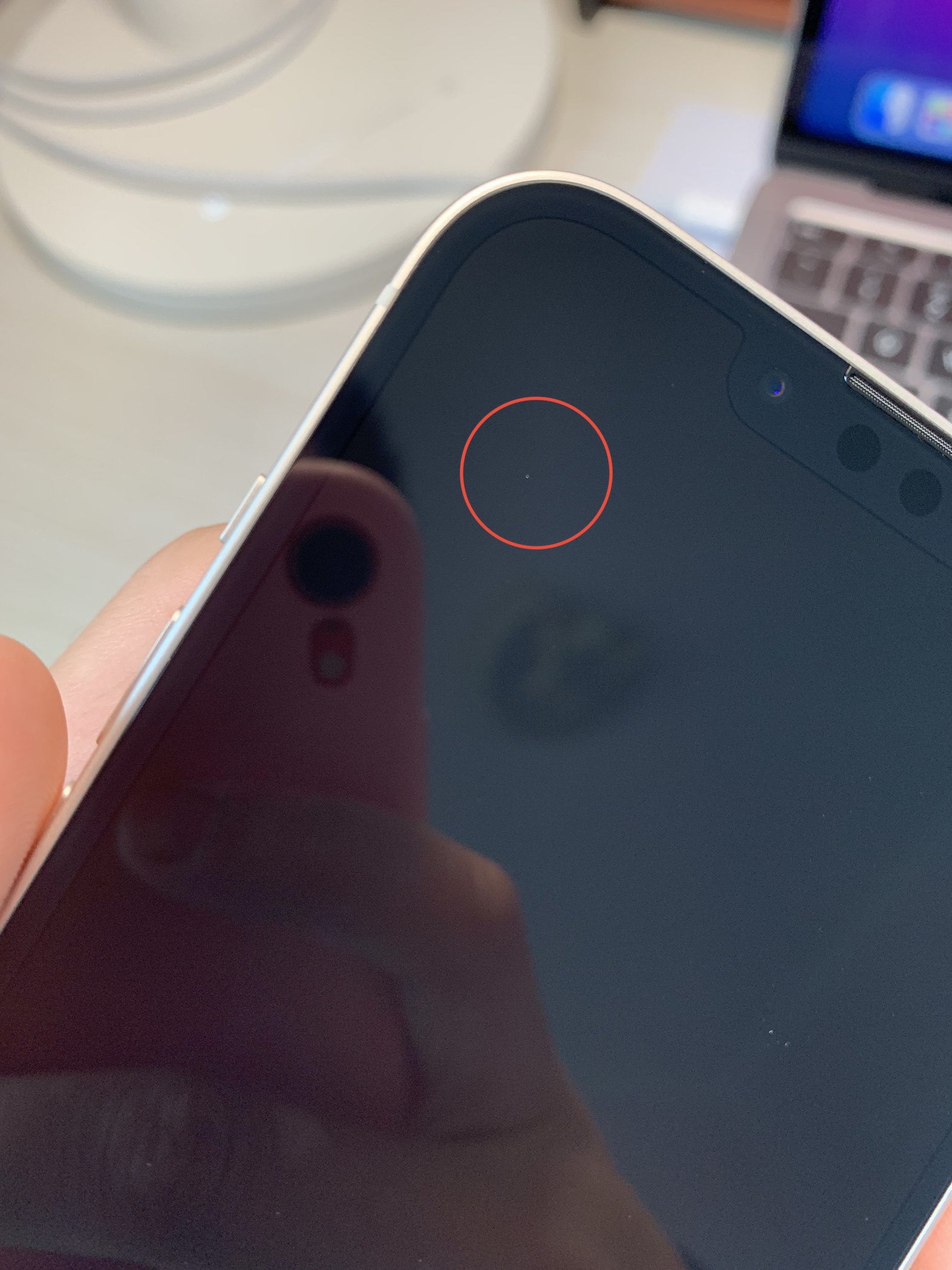 iphone13翻车屏幕有灰,iphone13新机掉漆