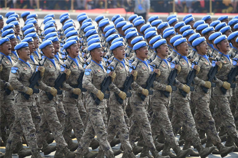 凤凰云中翱——国庆70周年阅兵服装”（下）