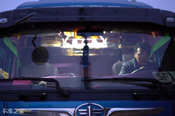 逆变器220伏300瓦变800瓦大货车专用,大功率液晶货车车载逆变器