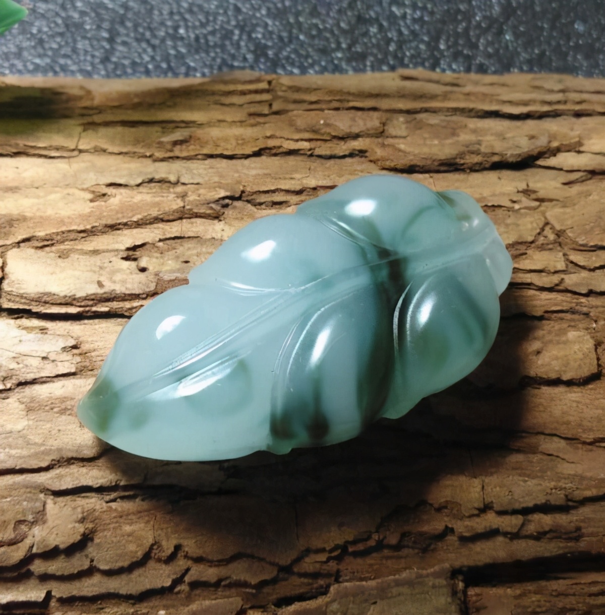 奶白色彩的玉是什么玉,天山冰翠好还是羊脂白玉好