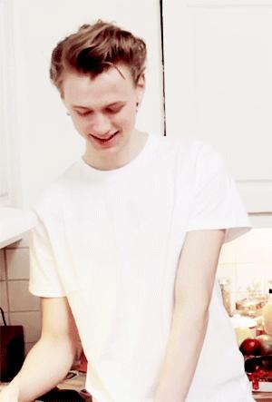 白T恤被淋上油渍，不用怕，试试这片应急衣物去渍纸