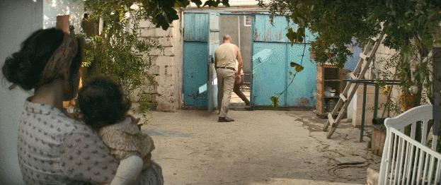 《文胸奇缘》：火车司机拿着文胸到处寻找失主，这影片太不正经了