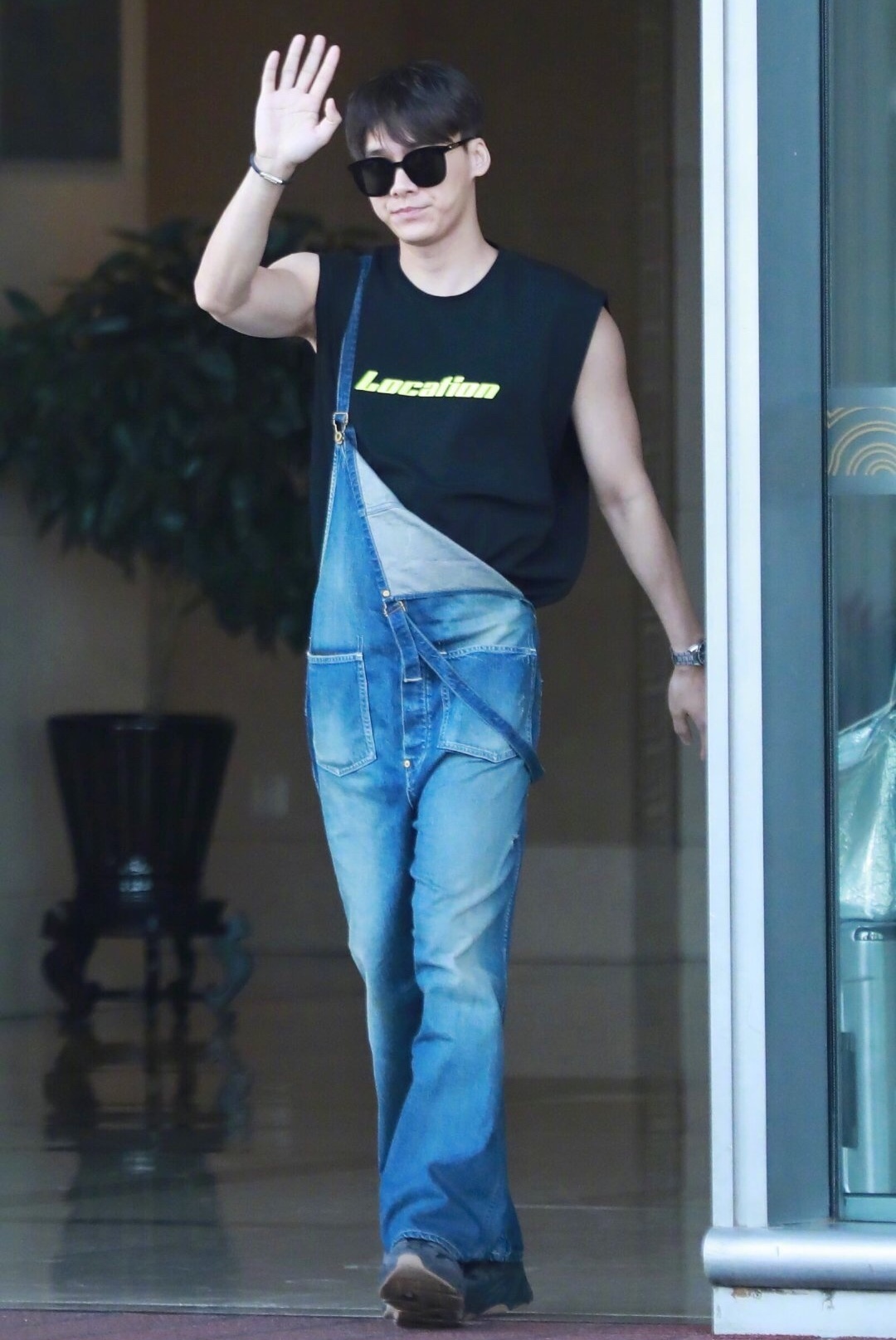 还在穿阔腿裤的你可能不知道，时髦精都悄悄穿起了束脚裤和背带裤