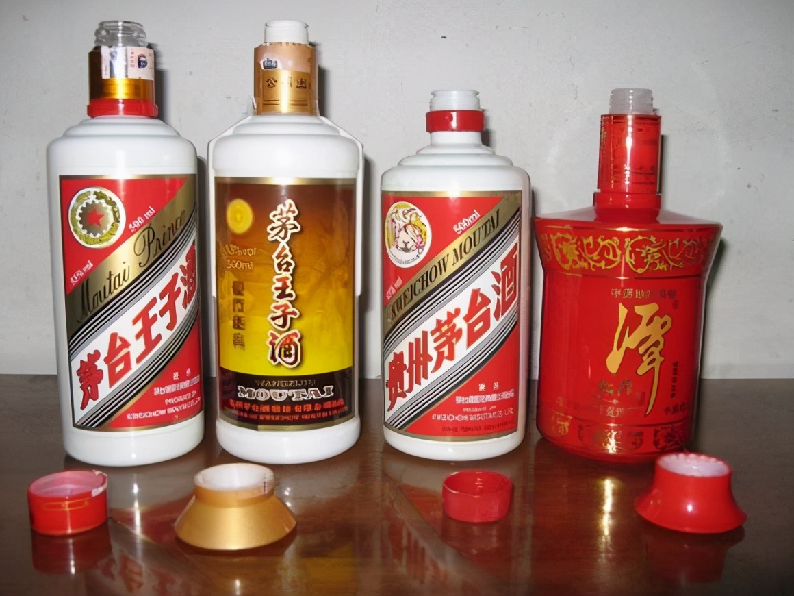 陶瓷瓶装的茅台生肖鸡一高一矮，但都是真货，陶瓷瓶是非多？