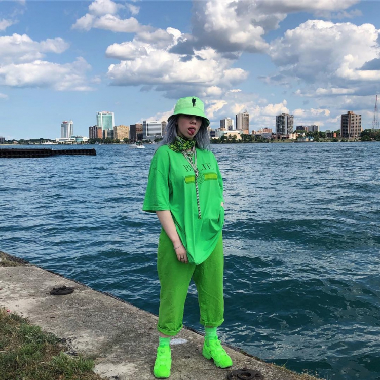 17岁少女有可能会超越LadyGAGA，2019最強乐坛新人怪奇比莉是谁