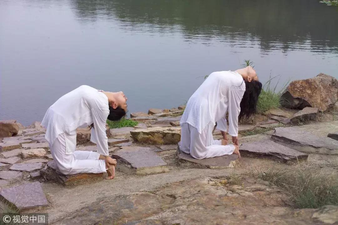 我才25岁肩膀就开始疼了,我才25岁腰已经废了