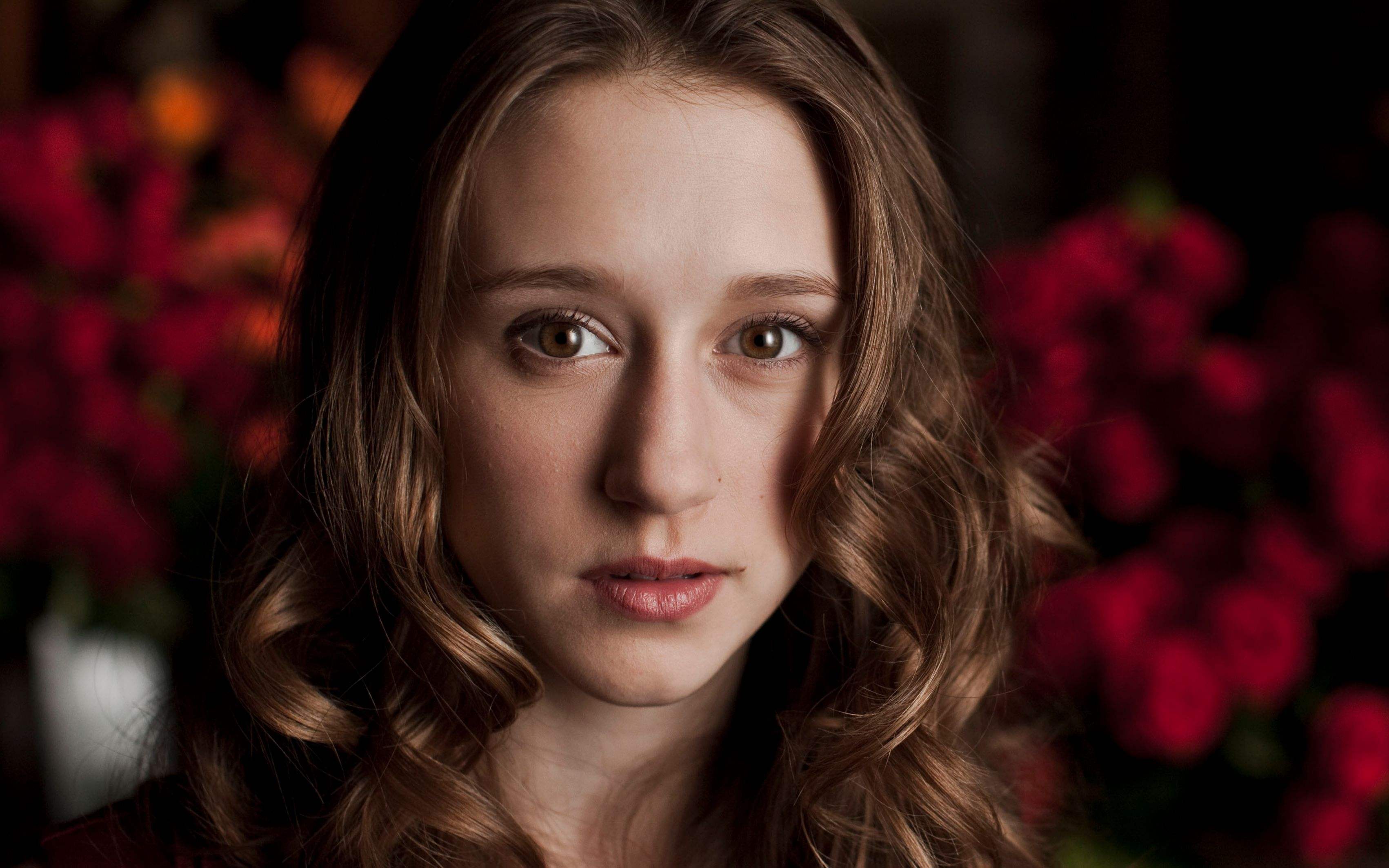 女的舔嘴唇心理学暗示什么,女生为何爱舔嘴唇