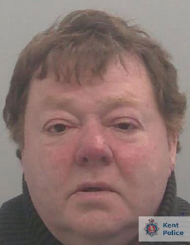 加拿大1米4男子爱好变装成老太，多次在外猥亵骚扰未成年女孩