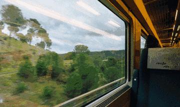 为什么火车座位和高铁不一致,高铁座位是顺着坐还是面对面