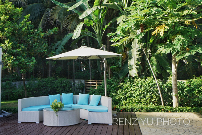 一群年轻人到三亚，摆pose，拍照