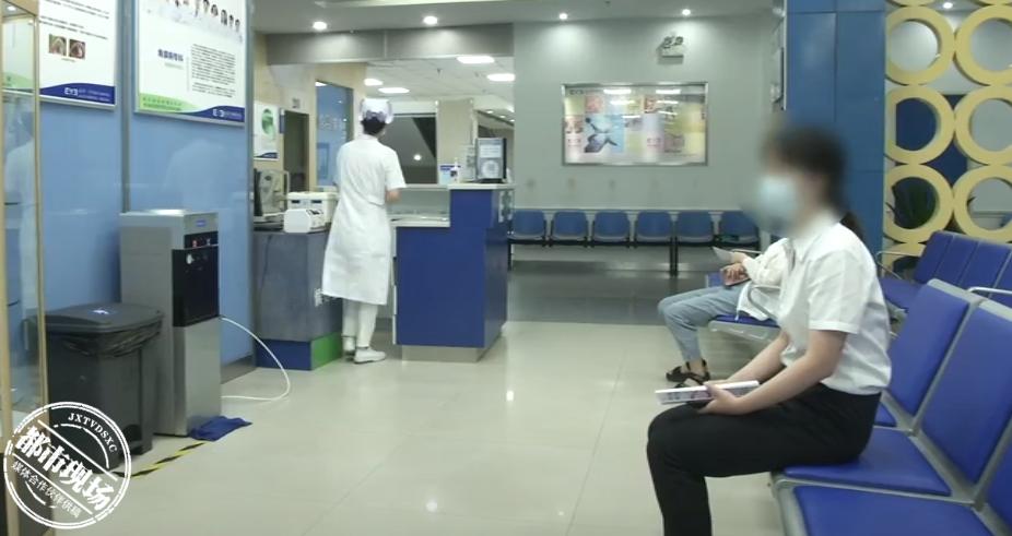 女子眼睛挤出牙膏,女子眼皮里挤出牙膏