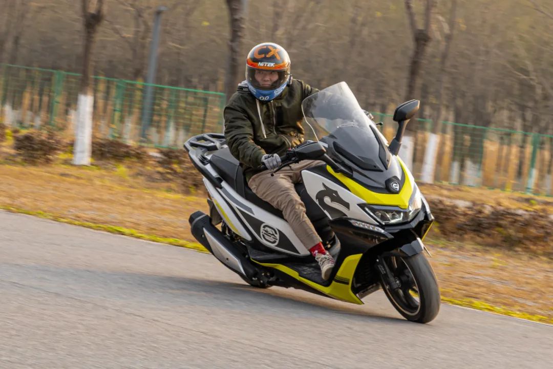 赛科龙rt3s大踏板摩托2024款,国产大踏板赛科龙rt3s推荐