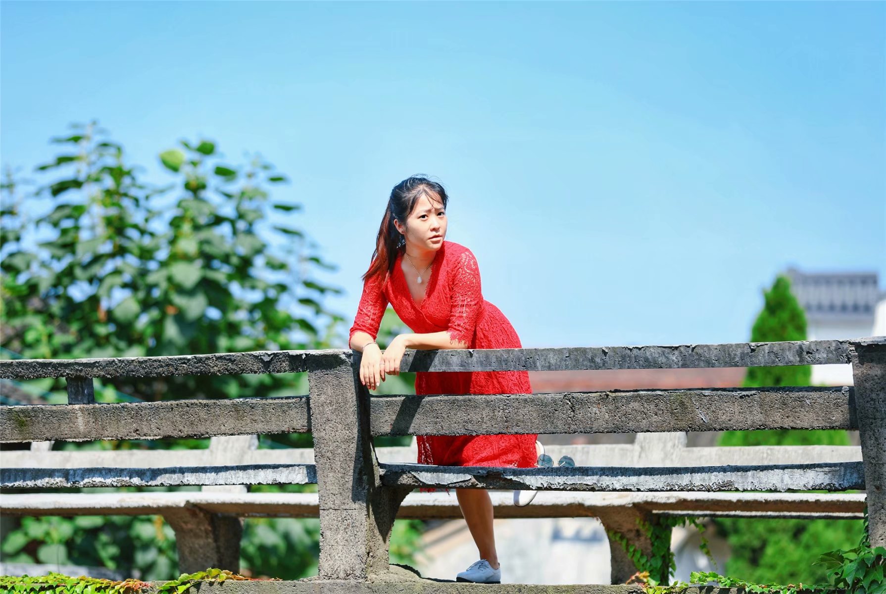 这座古镇因腊肠而闻名遐迩，同时也是绍兴师爷的故乡