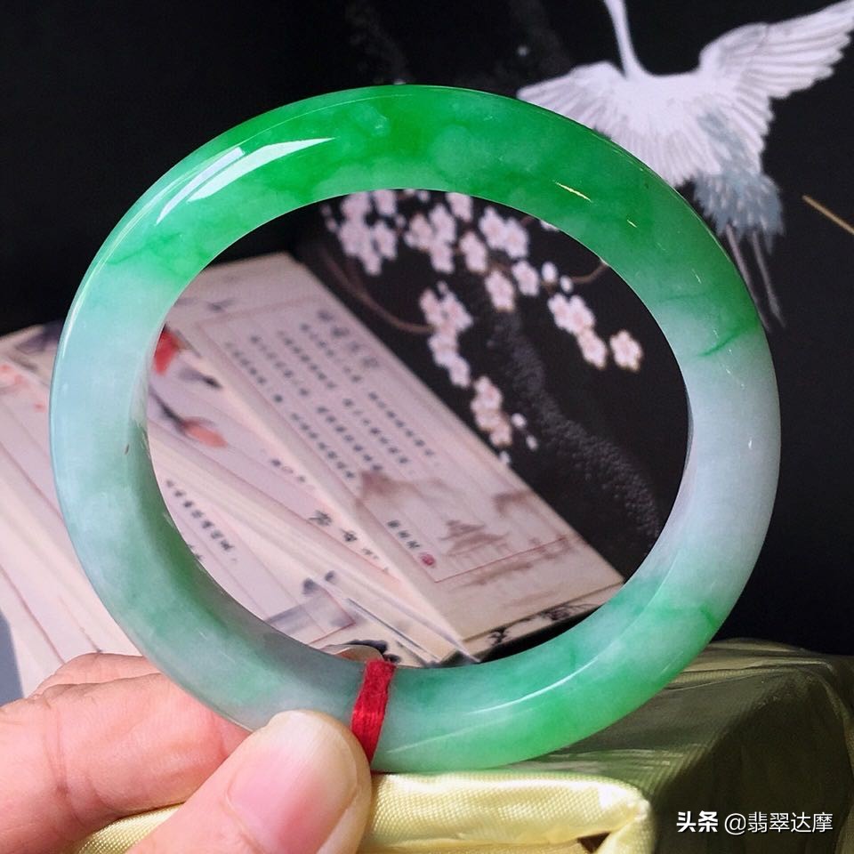 把翡翠手镯摔坏的视频,翡翠观音摔坏了怎么改