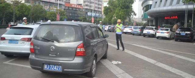 刮到路边违停的车，没关注开走了怎么办