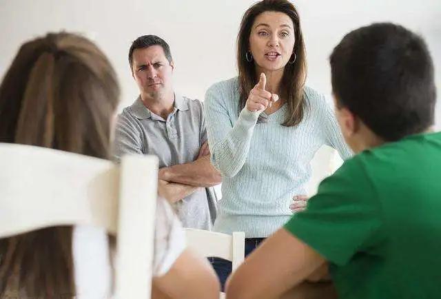育儿专家谈孩子容易发火,育儿专家说打孩子的危害