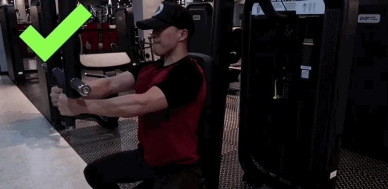 蝴蝶机夹胸常见错误,卧式蝴蝶机夹胸的正确做法