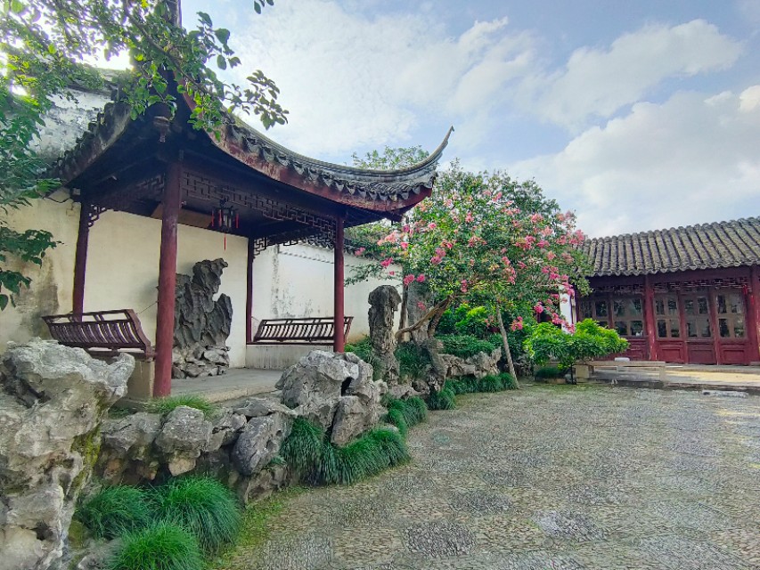 现实和画卷就隔着一扇门的距离，我推开苏州网师园的大门，流泪了