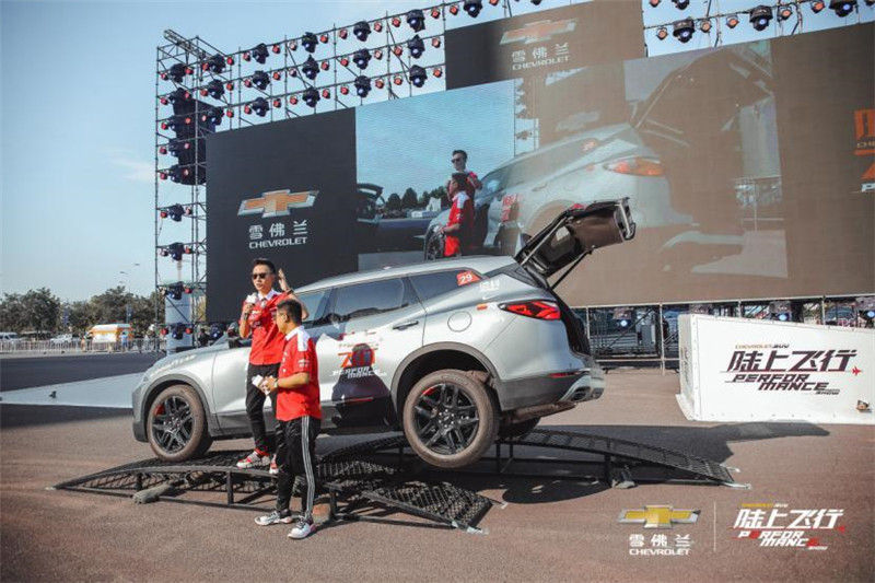 烧胎、飞车、长腿妹有关陆上飞行的记忆碎片