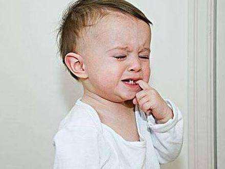 宝宝出牙烦躁吃什么,出牙期哭闹怎么缓解