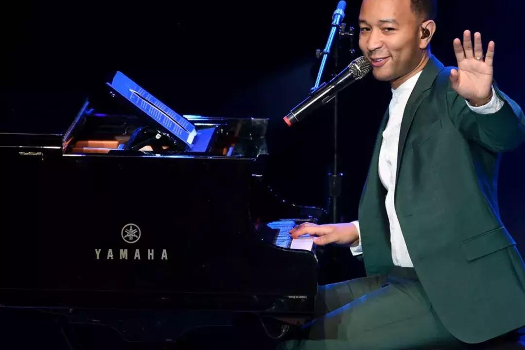 如果你关注欧美音乐圈，那你对“传奇哥”一定不陌生，而那么多有才华的歌手，凭什么他叫“传奇哥”？