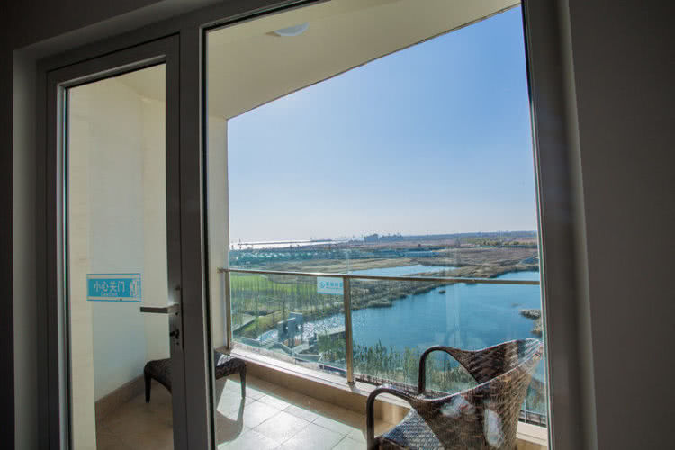 南戴河汐溪亲子酒店，北欧风情房推窗看海邂逅美景