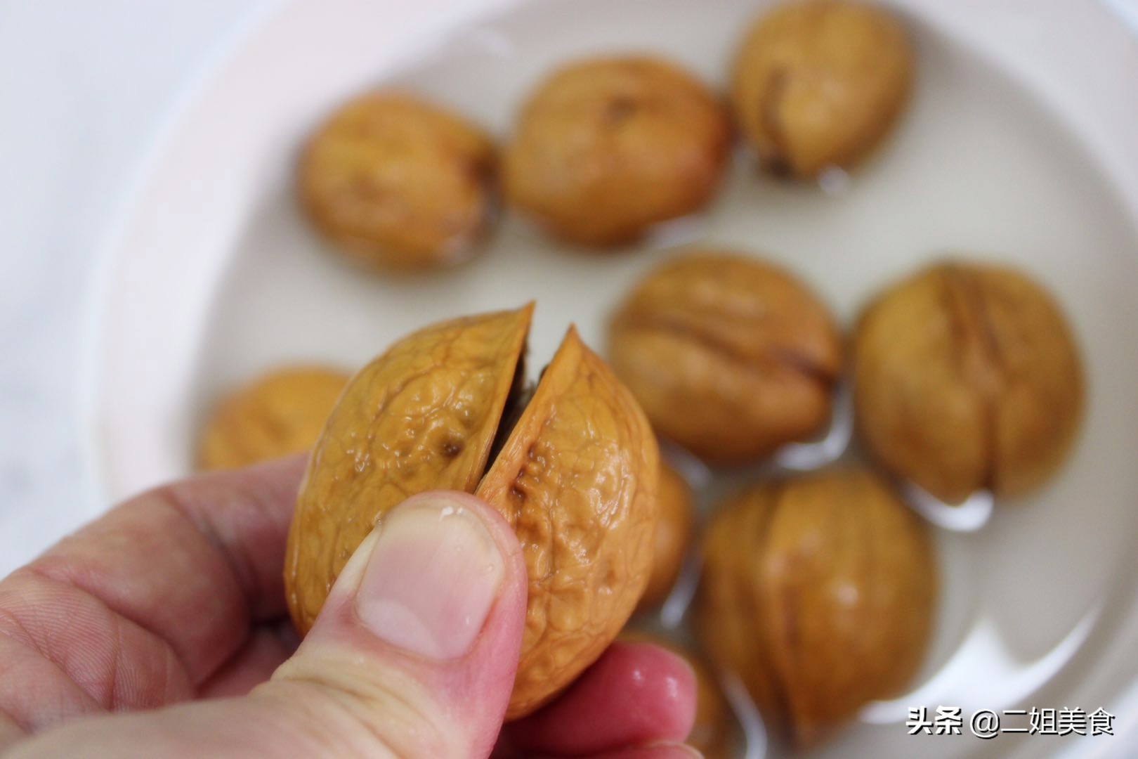 如何快速剥核桃仁上的薄皮,剥核桃窍门