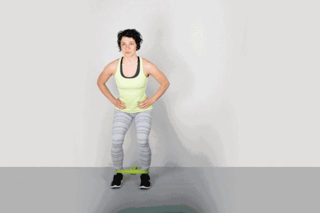 健身房里的翘臀怎么练出来的？一根弹力绳就能搞定你的蜜桃臀