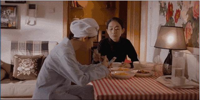 他给妈妈的买的第一份礼物，竟然是一包成人纸尿裤...