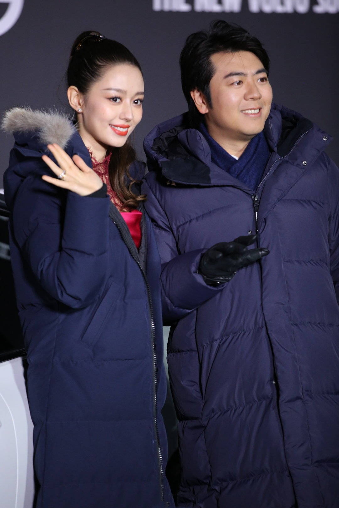 吉娜穿吊带礼服弹钢琴,吉娜一袭复古白色蕾丝裙笑颜甜美