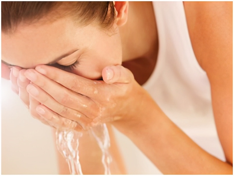 长痘了到底要不要挤,长痘期间正确护肤