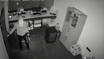 帮小偷打开被盗保险箱负什么责任,边偷边写信道歉