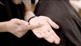 头发硬两边翘怎么办,男生头发很炸该怎么剪好看