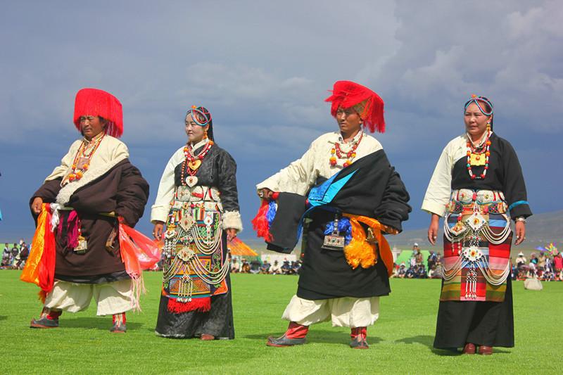 *藏西**服饰之美，独具魅力