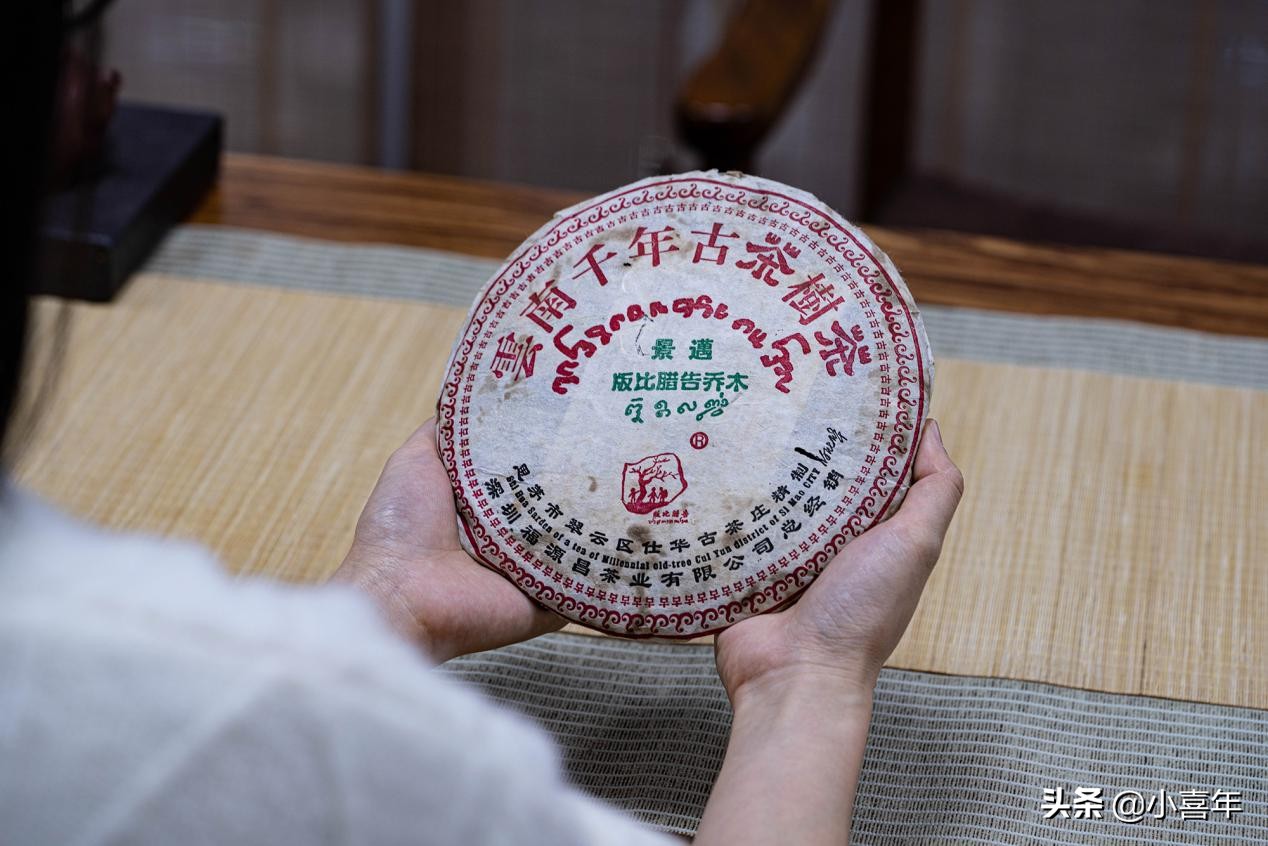 普洱茶饼包装纸有黄点,普洱茶饼撬开有黄色粉末是什么