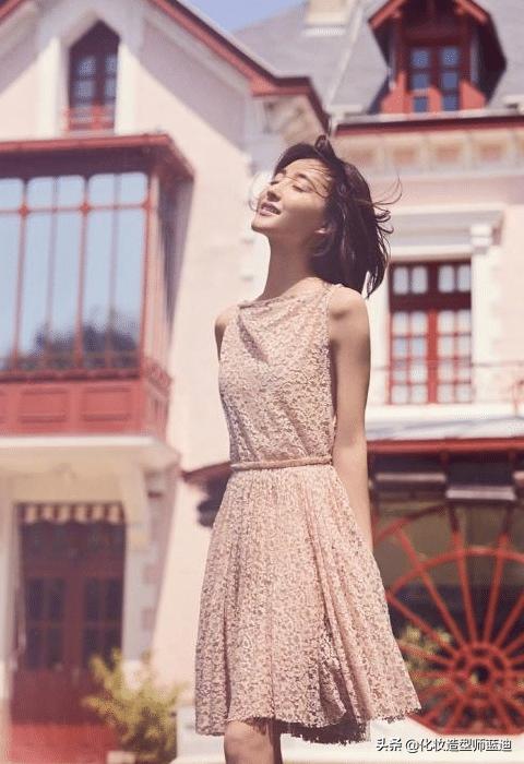 刺绣高级感连衣裙怎么搭配,越简单越好的连衣裙