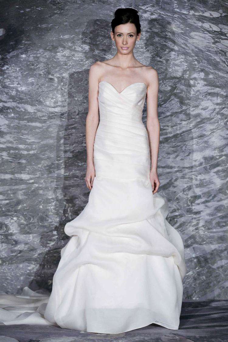 穿“抹胸裙”怕露、怕掉？学会5个套路，告别尴尬，美得让人心动